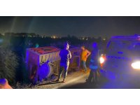 Devrilen römorkörde sıkışan kadını itfaiye ekibi kurtardı