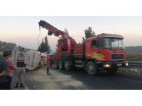 Yan yatan tanker trafiği kilitledi, kilometrelerce araç kuyruğu oluştu