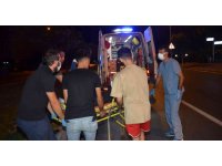 Antalya’da motosiklet orta refüje çarptı: 1 i ağır 2 yaralı