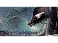 Bisikletli yaşlı adamdan geriye topladığı içecek kutuları ve araç camına sıkışmış şapkası kaldı