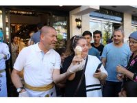 Açılışa özel ücretsiz dondurma ikramı