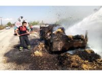 Saman yüklü traktör römorku yandı