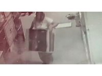 50 kiloluk klima motorunu tek başına çalan kadın görenleri hayrete düşürdü