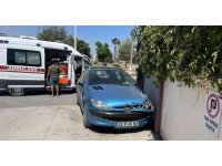 Otomobil okul duvarına çarptı: 3 yaralı