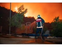 İtfaiye ekiplerinin Mersin’de yangınla mücadelesi sabaha kadar sürdü