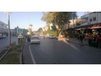 Yayalara yol vermek için duran otomobilin altına girdi