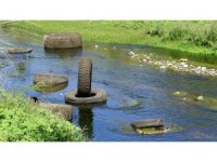 Osmaniye’de dereye atılan onlarca lastik çevre kirliliğine neden oldu