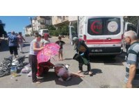 Kazada yaralanan kadına şemsiyeli koruma