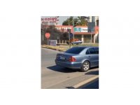 Sürücü sigara içerken otomobili de kendini de yaktı