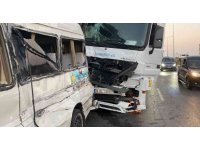 Tırla yolcu minibüsü çarpıştı, kaza ucuz atlatıldı