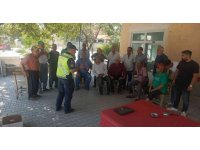 Tarsus jandarması okul ve kahvehanelerde trafik eğitimi veriyor