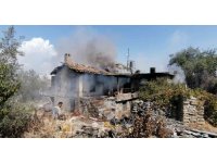 Manavgat’ta 100 yıllık tarihi ev küle döndü