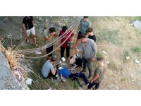 Otomobilin çarptığı motosiklet sürücüsü kanala uçtu