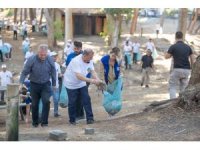 Başkan Akay ve Topuz tabiat parkında çöp topladı