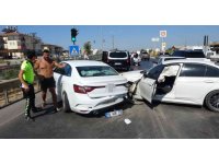 Alkollü sürücü aracı ile kırmızı ışıkta bekleyen araçların arasına daldı: 1 yaralı