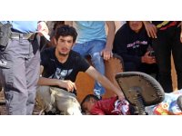 Bardağın üzerine düşen genç ağır yaralandı, ağabeyi başından ayrılmadı, arkadaşı kulaklıkla müzik dinledi