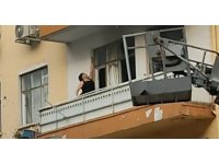 Sinir krizi geçiren kadın evinin balkonunu yaktı, camları kırıp eline ne geçtiyse sokağa fırlattı