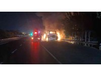 Seyir halindeki tur otobüsü alev alev yandı