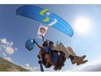 Alanya’da toplanan çöpler yamaç paraşütüyle taşındı