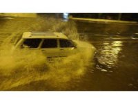 Osmaniye’de gece saatlerinde bastıran sağanak hayatı olumsuz etkiledi