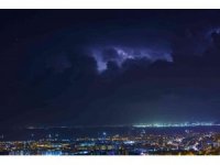 İskenderun Körfezi’nde şimşek fırtınası geceyi aydınlattı