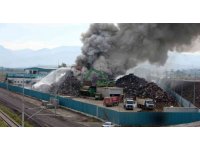 Geri dönüşüm tesisinde çıkan yangına müdahale sürüyor