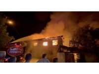 Geceyi gündüze çeviren yangın mahalle halkını seferber etti