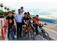 Çocuklar evden okula bisikletle gidip, geliyor