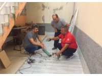 Kafası demir boruya sıkışan yavru kediyi itfaiye kurtardı