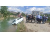 Sulama kanalına düşen otomobili kurtarma operasyonu: Vatandaşlar seferber oldu