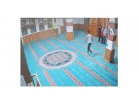 Camiye elinde kazma ve ayakkabıyla giren Rus turist sınır dışı edildi