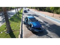 Palmiyeye çarpan otomobildeki 2 kişi yaralandı