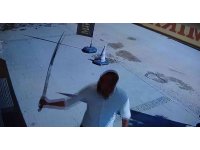 Dehşet anları kamerada: Çatı aktı, kılıç ve silahlar çekildi