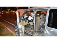 Karşı şeride geçen araç otomobile çarptı: 2 yaralı