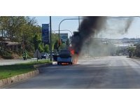 Çıkan yangında alev topuna dönen araç kullanılamaz hale geldi