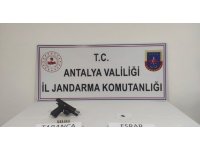 Sigara paketinin üzerine ayağıyla basınca yakayı ele verdi
