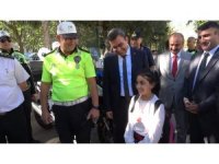 Küçük kız "hangi kanalda çıkacağız" diye sordu vali "Sen hangisini istersen" dedi