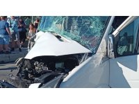 Tur minibüsü ile kamyonetin karıştığı kazada 2 kişi yaralandı