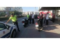 Otomobilin çarptığı motosiklet sürüklenip önünde giden motosiklete çarptı