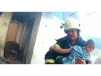 Alevlerin arasında mahsur kalan 4 çocuğu itfaiye kurtardı