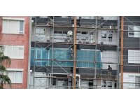 İnşaat işçilerinin 15 katlı binada güvenlik önlemi olmadan çalışmaları yürekleri ağza getirdi