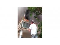 Yanan evi hortumla söndürmeye çalıştı