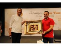 Eski Milli Eğitim Bakanı Ziya Selçuk, her yaştan okurla buluştu