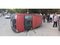 Otomobille çarpışan hafif ticari araç devrildi: 1 yaralı