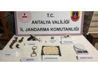 Uyuşturucu madde satan yabancı uyruklu şüpheliden bin 225 adet uyuşturucu hap ele geçirildi