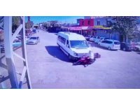 Minibüsün motosikletliye çarptığı an kamerada