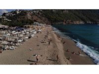 Ekim ayında sıcaklığın 32 derece olduğu ilçede serinlemek isteyenler denize girdi