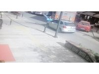 Dalgınlığının bedelini ağır ödedi, çarpan otomobille hastanelik oldu