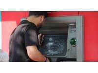Para çekmeye gelenler ATM’lerin parçalanmış camlarıyla karşılaştı