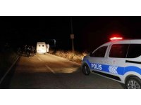 Tarlada kasığından vuruldu, 100 metre sürünerek polise sığındı